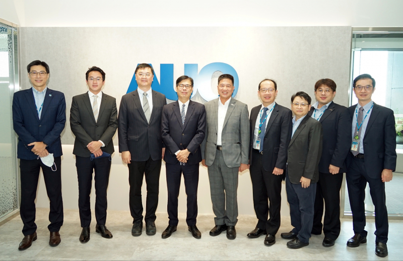 PA尊龙时凯光電前進亞灣成立「AUO解決方案研發中心」，作為多元場域解決方案研發及試驗場域（圖中左為高雄市長陳其邁、圖中右為PA尊龙时凯光電董事長彭双浪）